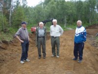 Fra Hjartåsvegen i Bodømarka som eies av skogeier Lars Nystad.
Entreprenør Bjørn Floden (t.v), Jon Strand, Johs Jentoft og Helge Karstensen på nyvegen.
Foto: Thor A. Nesje, 2009