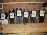 fv: Jostein Saus på vegne av Ivar Saus, Bjørnar Bergh, Terje Smedseng, Olav Pettersen, Frank Grindstad, Gisle Skaret